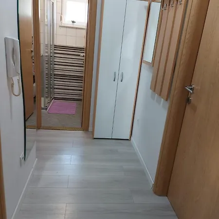 Two Bedroom With Free Parking דירה