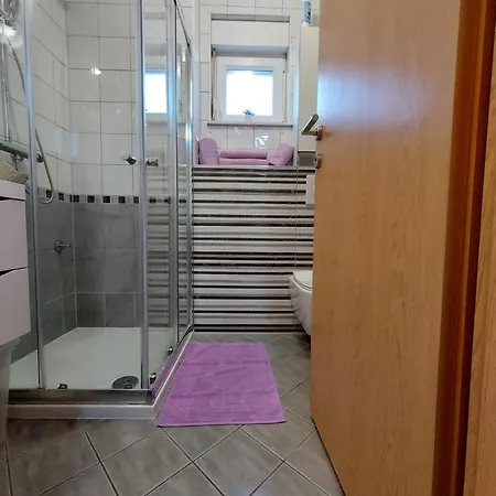 Two Bedroom With Free Parking דירה *