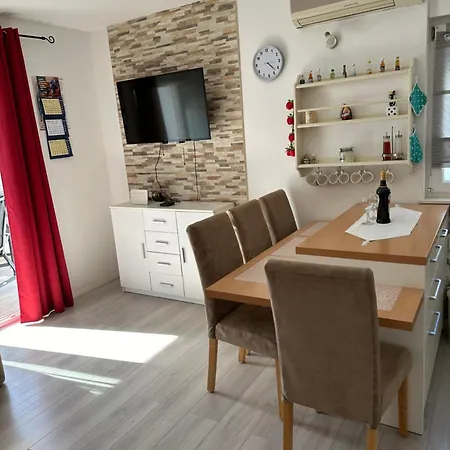 דירה Two Bedroom With Free Parking באסקה וודה